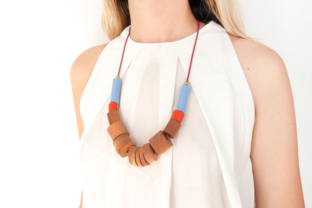 Collar Origen tubos de cuero y piezas cilíndricas de madera