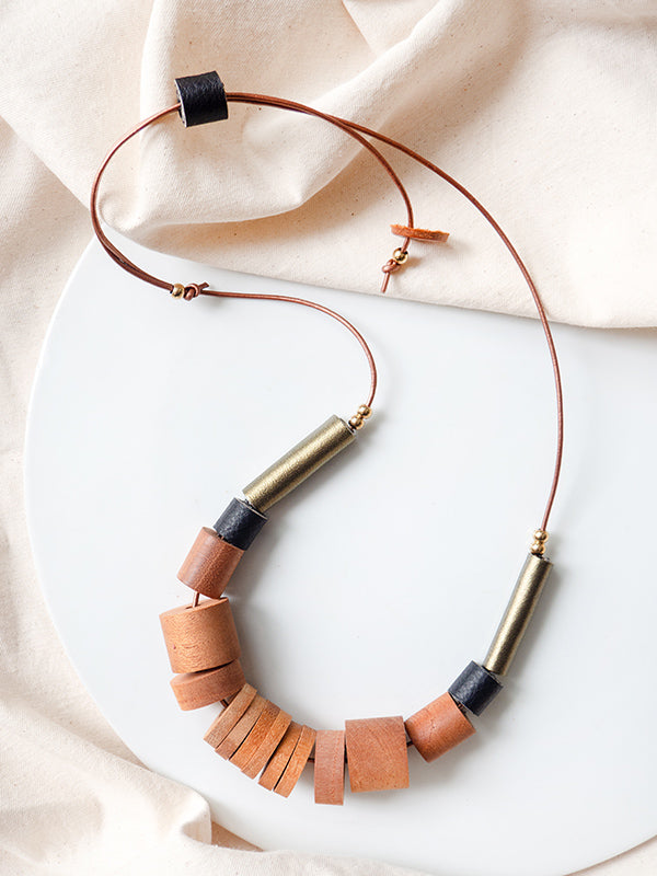 Collar Origen tubos de cuero y piezas cilíndricas de madera