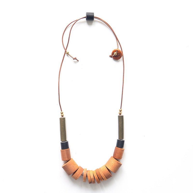 Collar Origen tubos de cuero de varios colores y piezas cilíndricas de madera de cedro amargo