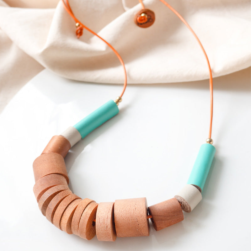Collar Origen tubos de cuero y piezas cilíndricas de madera
