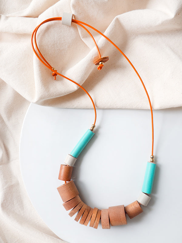 Collar Origen tubos de cuero y piezas cilíndricas de madera