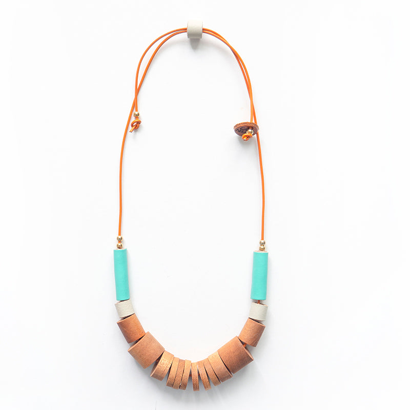 Collar Origen tubos de cuero de varios colores y piezas cilíndricas de madera de cedro amargo