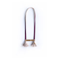 Collar Sara, tira de cuero vino cosida a pieza rectangular de bronce, a ella están cosidos en cada extremo un rollito de hilos de algodón color gris teñido con tinte natural de frijoles negros y un rollito tiene cosido un triángulo de bronce