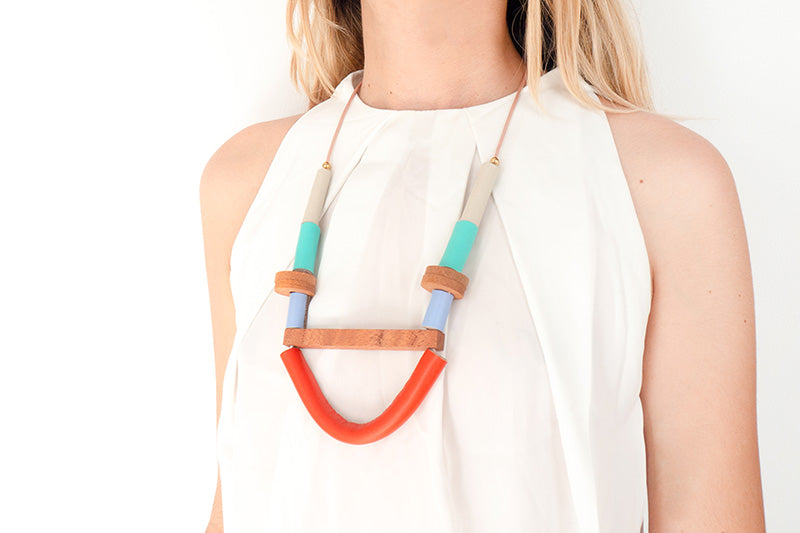 Modelo con collar Tribu en naranja