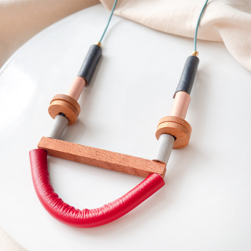 Collar Tribu rojo colección Nativa detalle