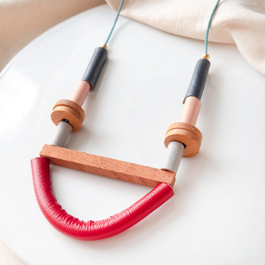 Collar Tribu rojo colección Nativa detalle