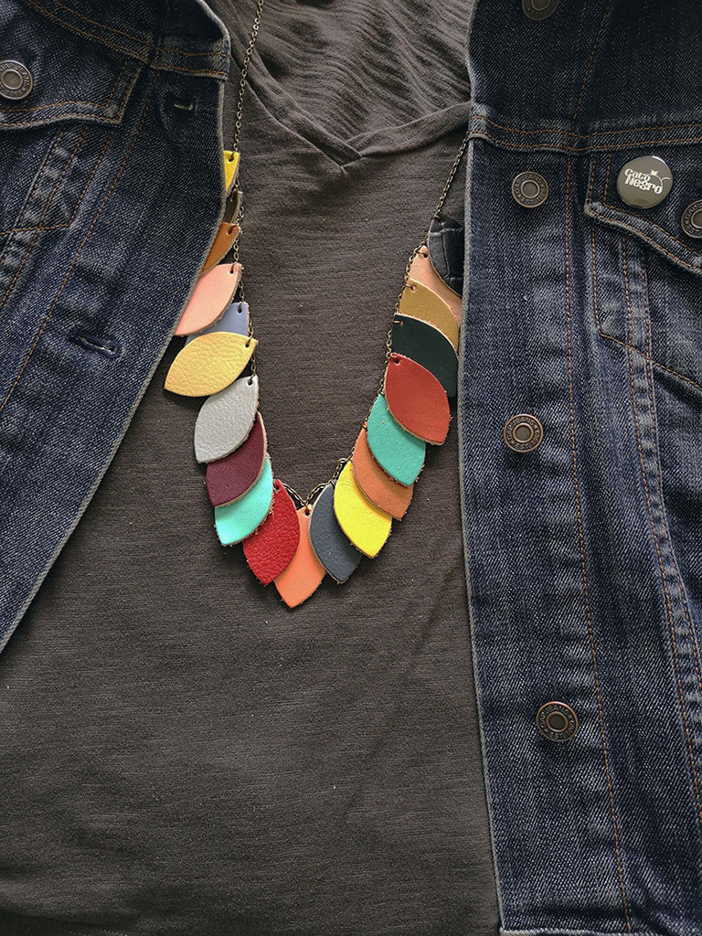 Collar hojas de cuero, moda sostenible