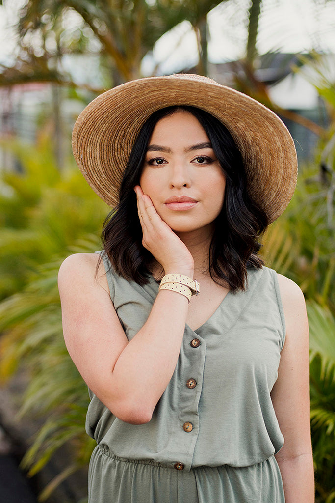 Modelo con Pulsera Tira de Cuero Gato Negro