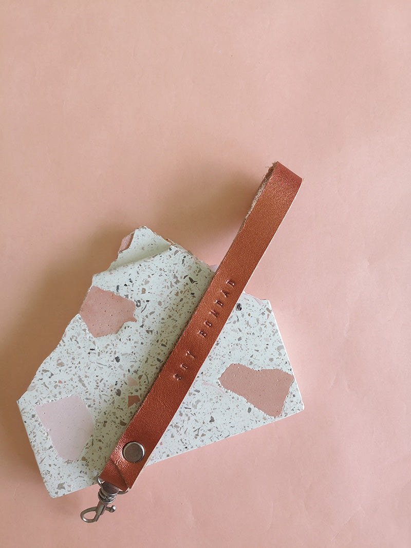 Llavero de cuero en color cobre con la frase Soy Bondad estampada a mano