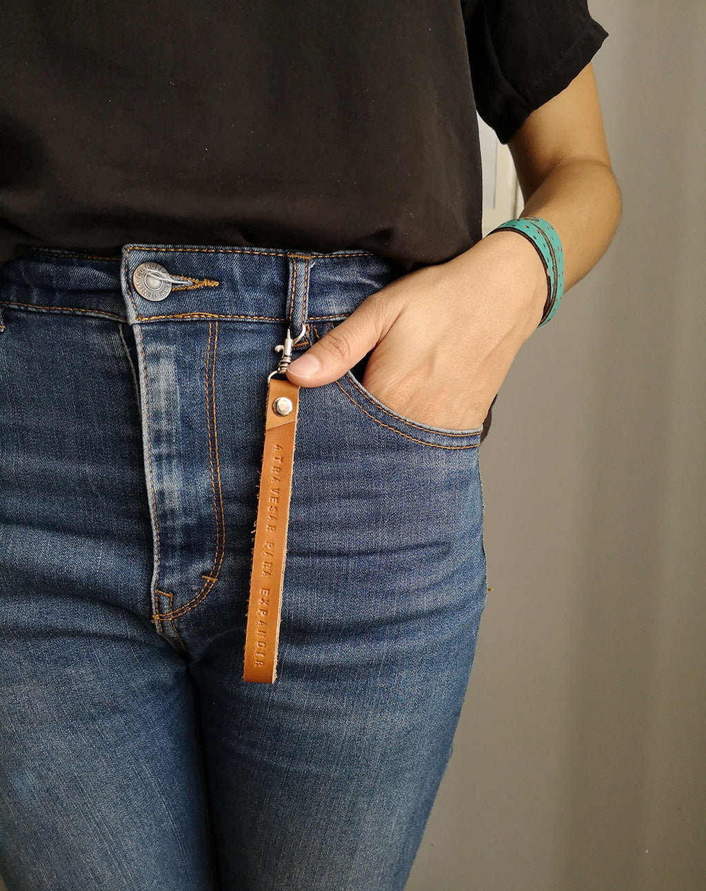 Modelo con llavero de cuero Gato Negro