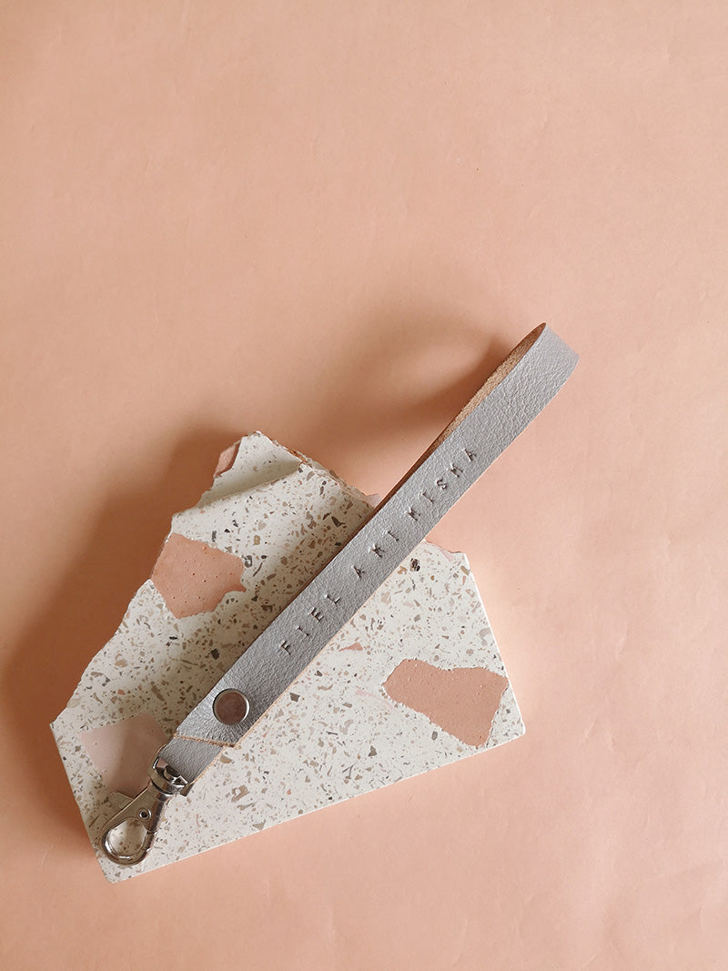 Llavero de cuero en color gris con la frase Fiel a mí misma estampada a mano