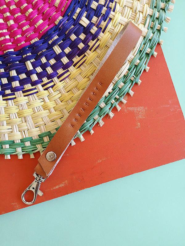 Llavero de cuero en color miel con la frase Agradecer estampada a mano