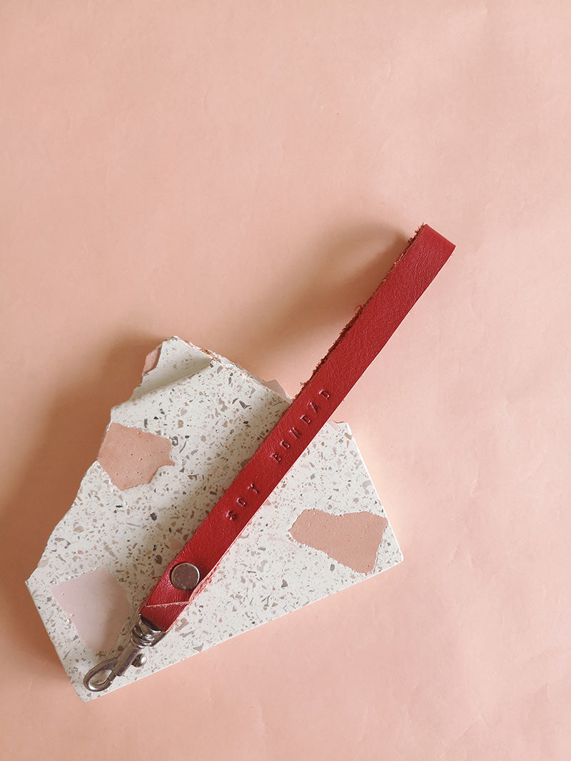 Llavero de cuero en color rojo con la frase Soy Bondad estampada a mano