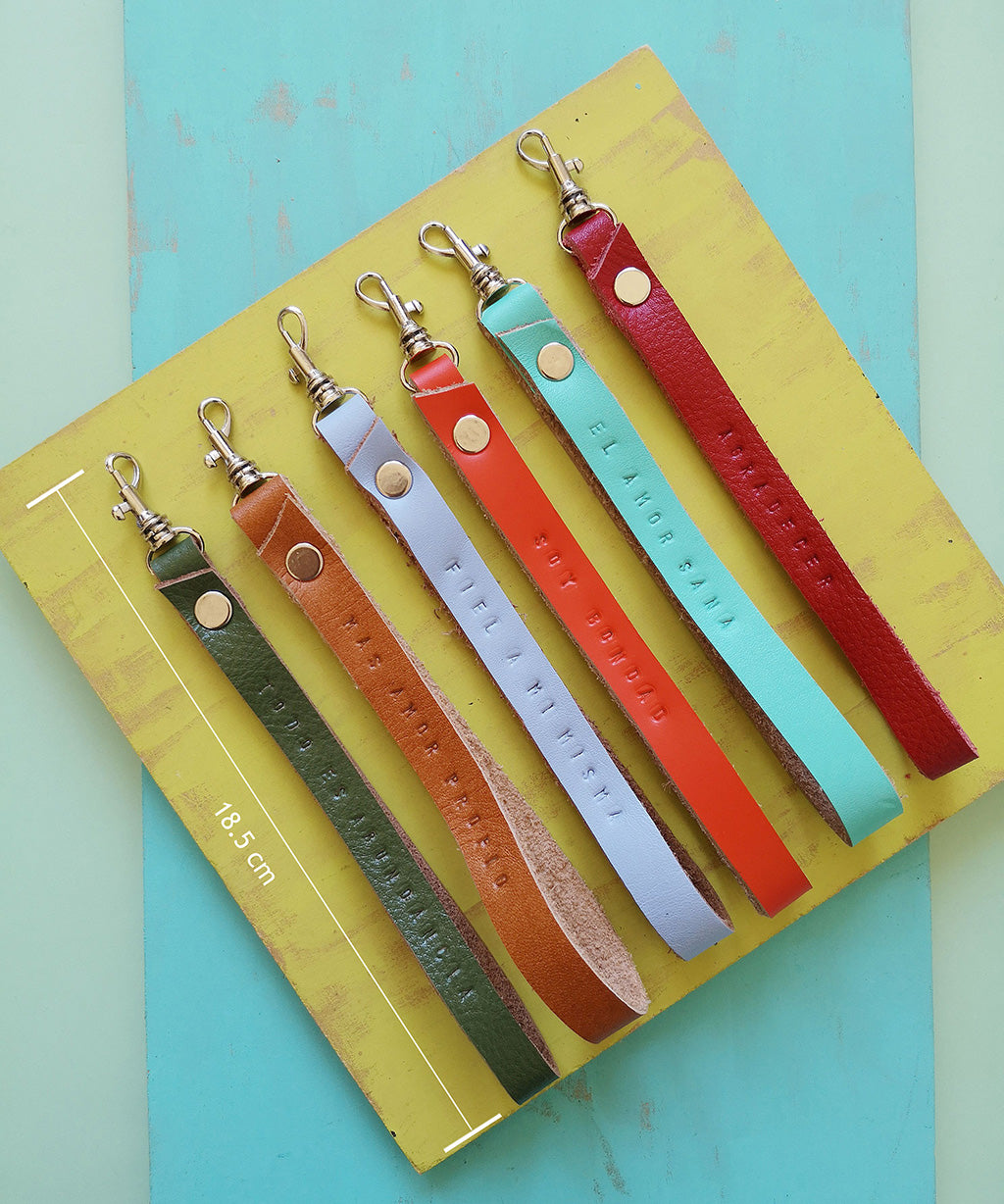 Llaveros de cuero en varios colores con indicación de medida al lado