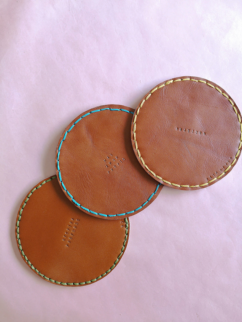 Platos de cuero multiusos color miel