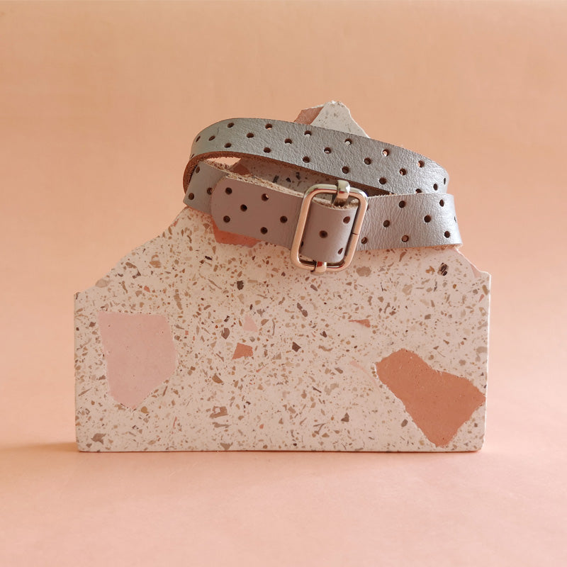 Pulsera tira de cuero gris