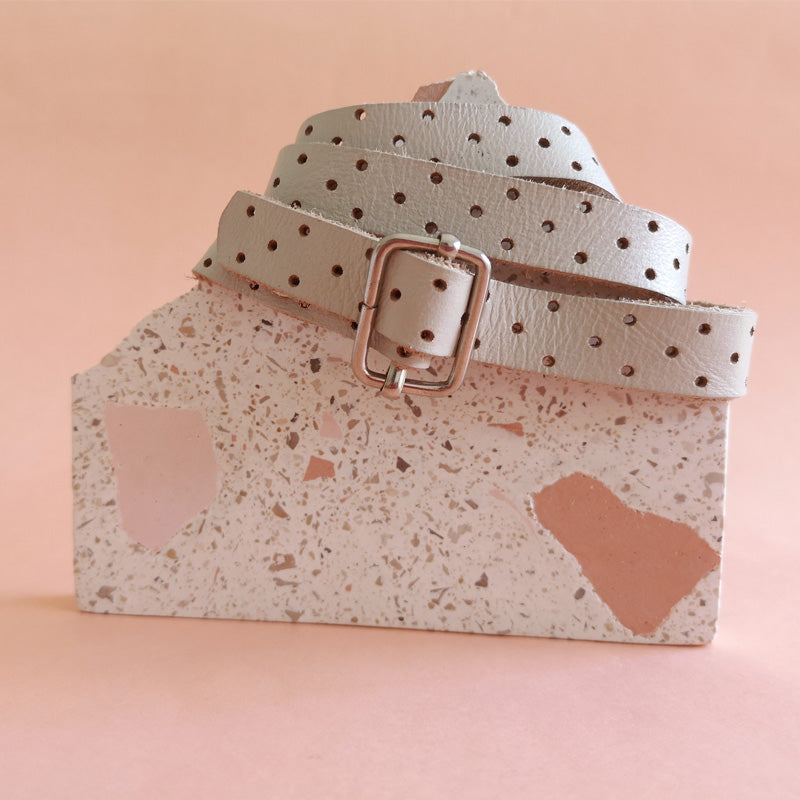 Pulsera tira de cuero vainilla